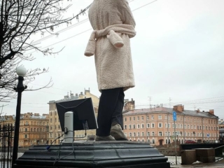 Памятник белому пальто (Monumento al camice bianco), 2023 - Anastasiia Vladyckina