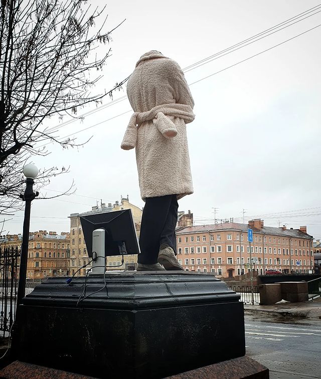 Памятник белому пальто (Monument to the White coat), 2023 - Anastasiia Vladyckina